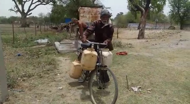 भीषण गर्मी में 200 परिवार चला रहे एक हैण्डपंप से काम