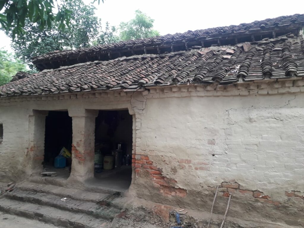 जिला अयोध्या के इस गाँव में बारिश में झोपड़ियों में कैसे रह रहे है लोग
