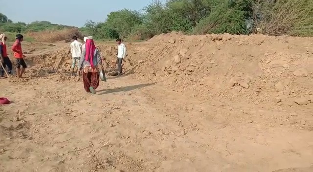 मनरेगा में मशीनों द्वारा किया जा रहा है काम