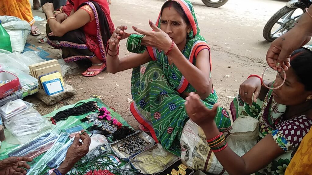 LIVE: सावन के महीने में देखिए बच्चे और महिलाएं कैसे कर रहीं मस्ती?