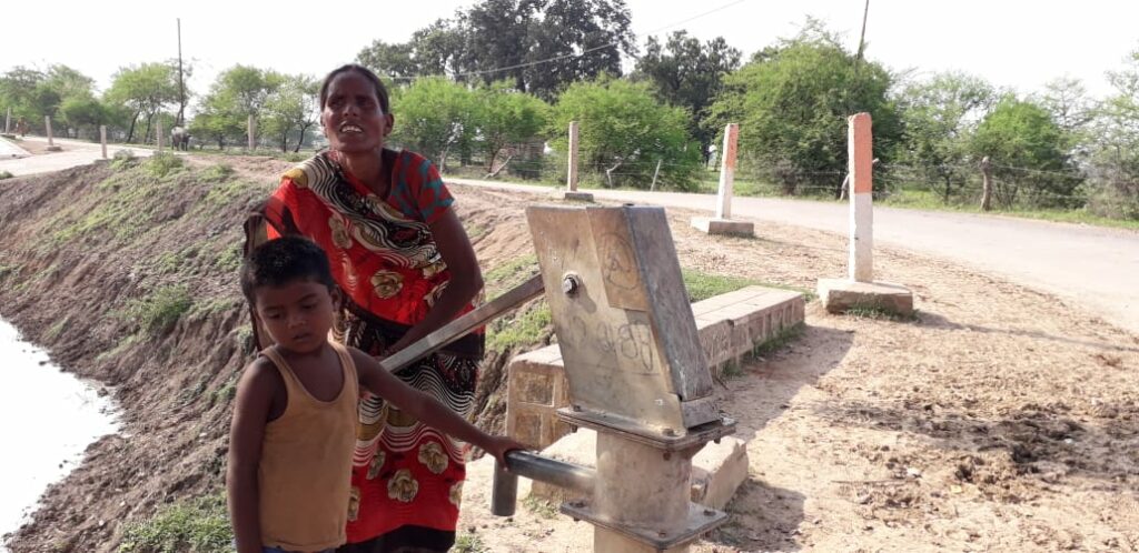 बाँदा: खराब हैंडपंप कैसे बुझाएंगे प्यास? यात्रियों का बुरा हाल