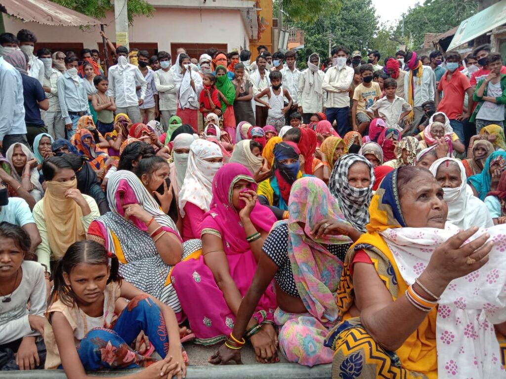 तीन महीने से बत्ती गुल, महिलाओ ने किया सड़क जाम