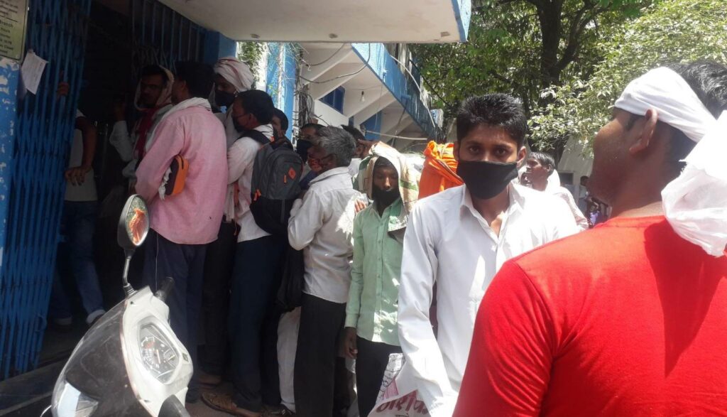 LIVE बाँदा: फॉर्म भरने के लिए बैंकों में लम्बी लाइन, कोई सोशल डिस्टैन्सिंग नहीं