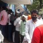 LIVE बाँदा: फॉर्म भरने के लिए बैंकों में लम्बी लाइन, कोई सोशल डिस्टैन्सिंग नहीं